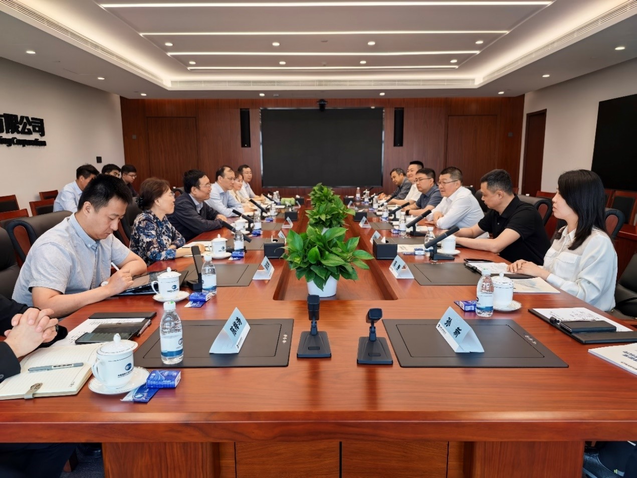 公司領(lǐng)導(dǎo)與公司定點(diǎn)幫扶的利辛縣領(lǐng)導(dǎo)座談交流.jpg 公司領(lǐng)導(dǎo)與公司定點(diǎn)幫扶的利辛縣領(lǐng)導(dǎo)座談交流.jpg